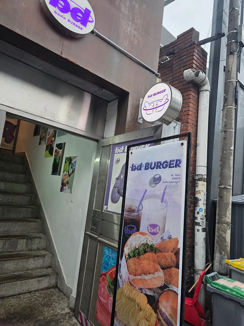Building housing bd Burger in the Seongsu café street alley