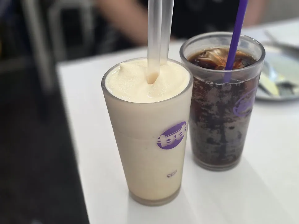 bd Burger's milkshake and soda