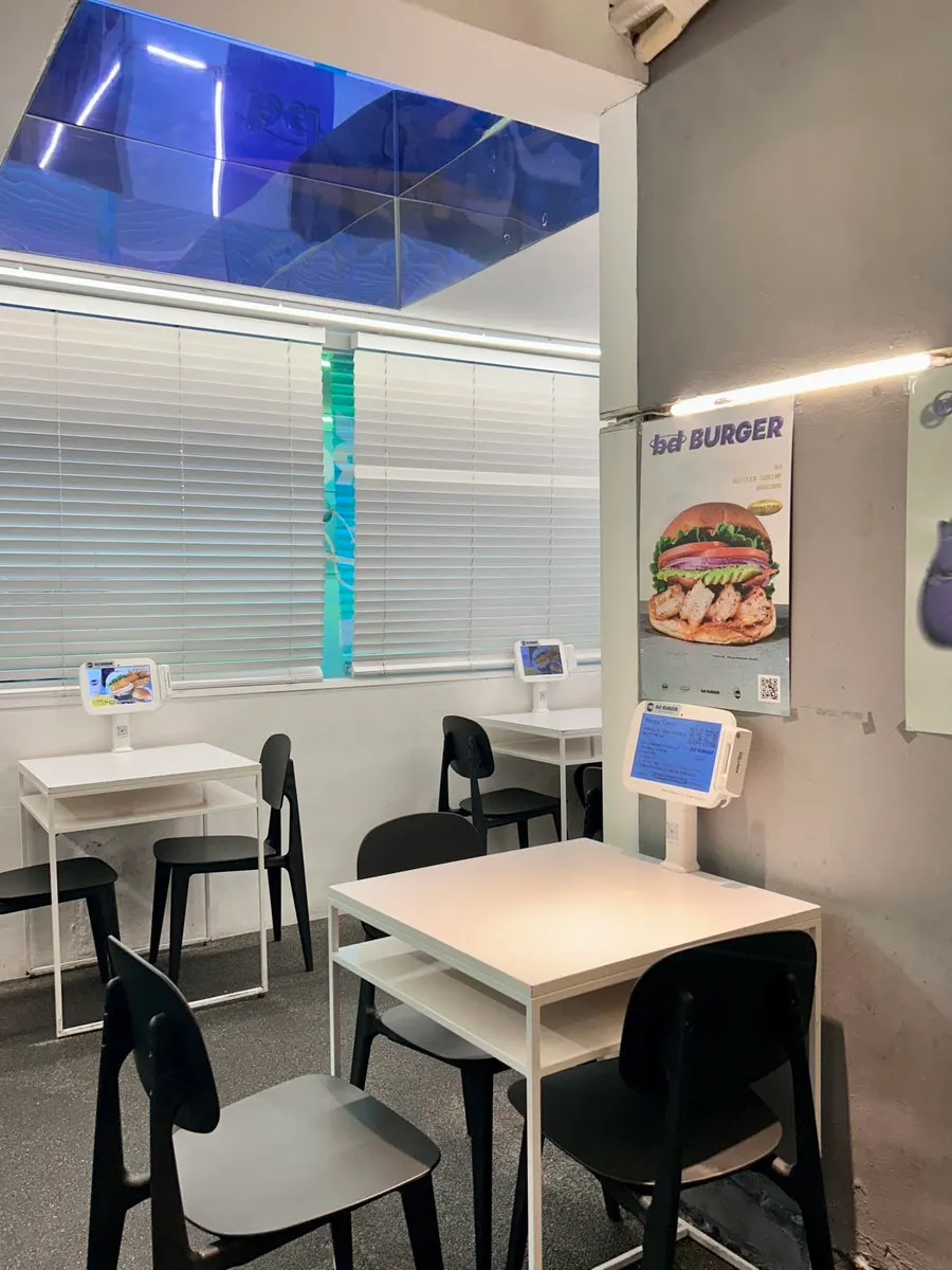 bd버거 성수 2층 매장 내부 테이블
