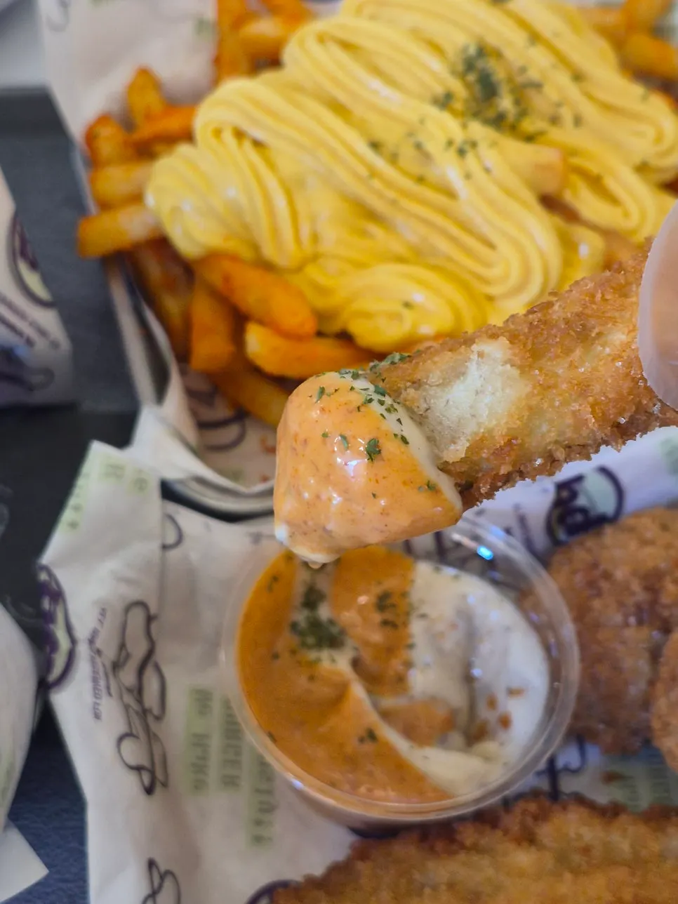Fries served with vegetable fritters
