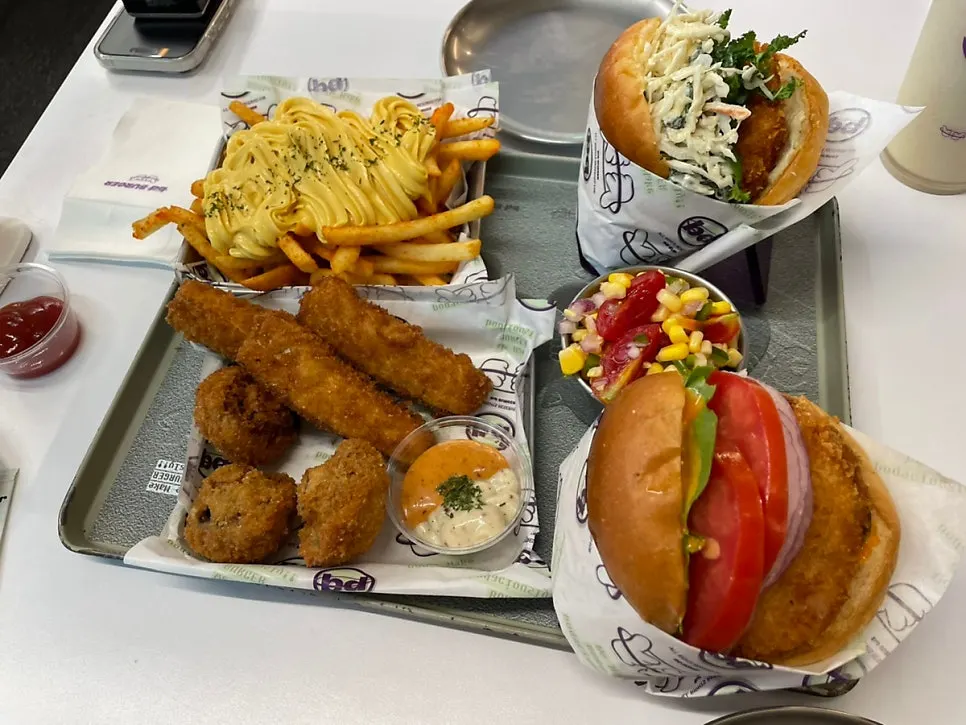Two-person tables at bd Burger Seongsu at 8:30pm as the crowd thins