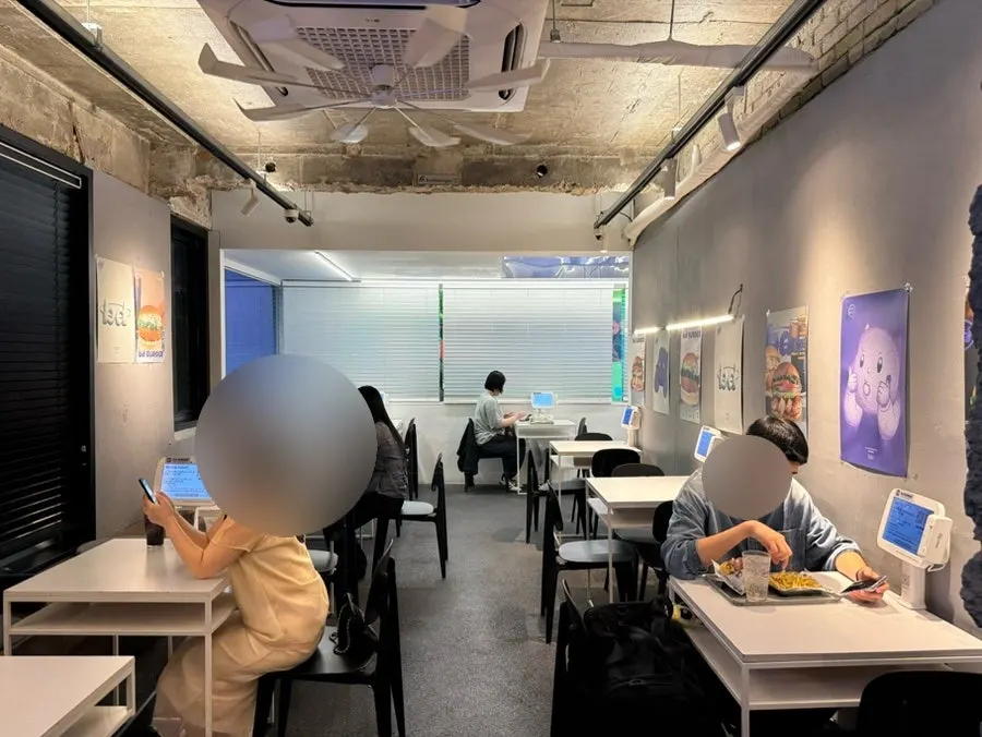 로고가 찍힌 휴지와 물티슈가 놓인 셀프바