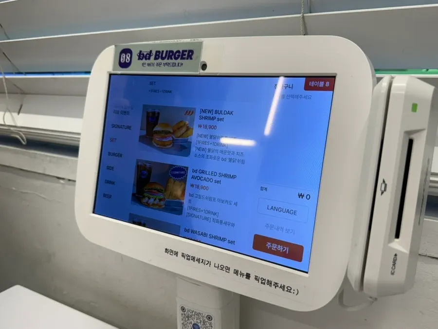 테이블이 이어진 bd버거 성수 내부