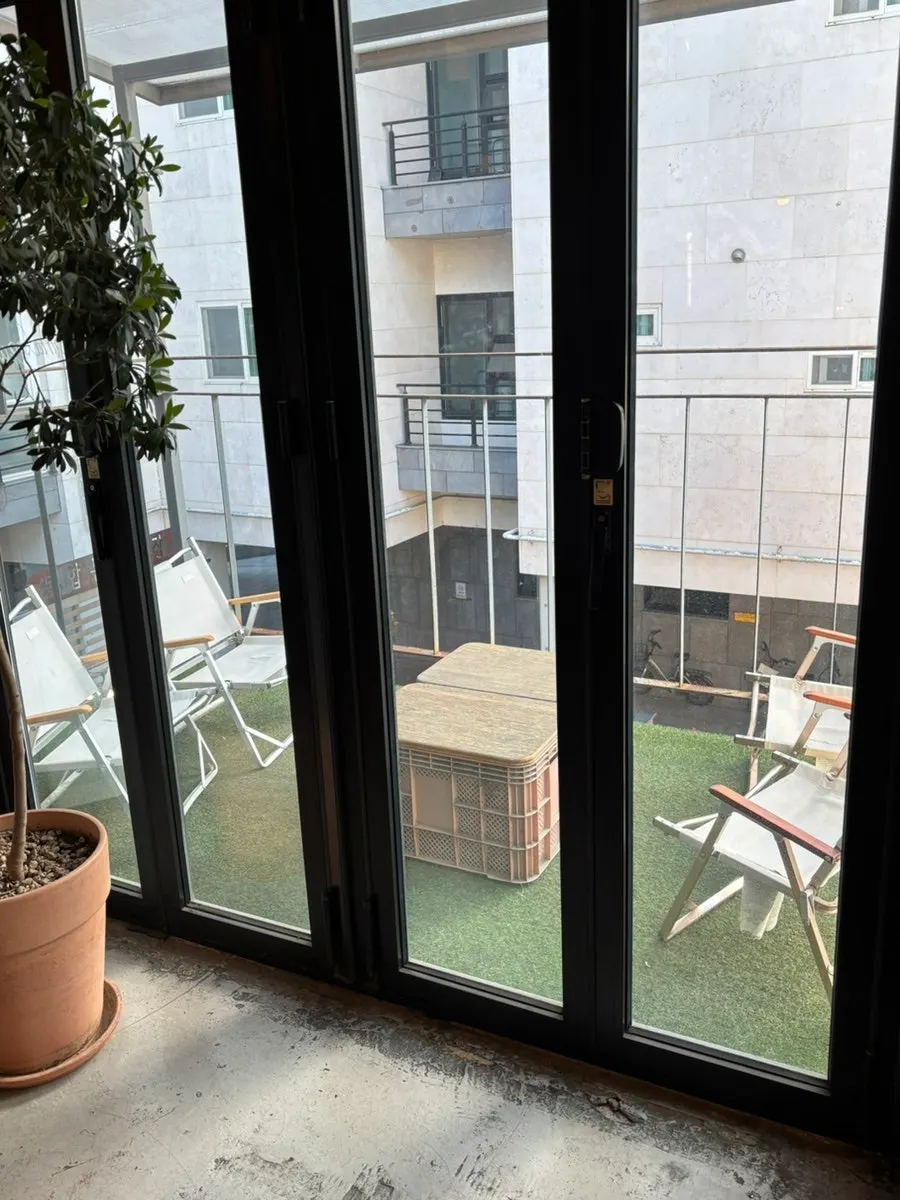 Bright and airy café space at Biat Seongsu
