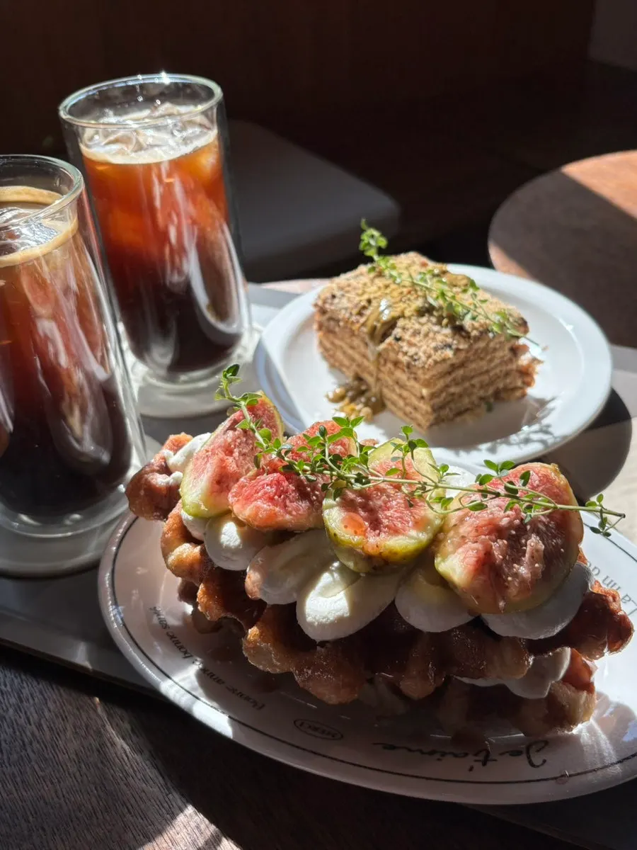Fig-topped croffle with Greek cream