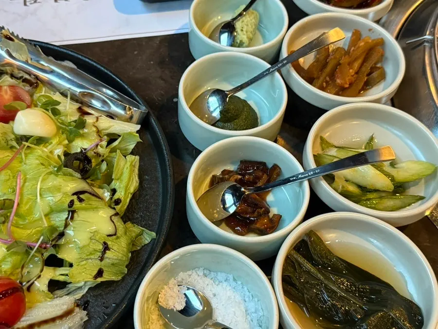 Neatly arranged basic side dishes