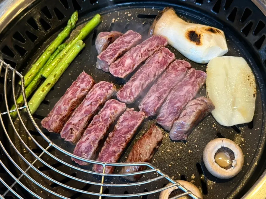 Appetizers of yukhoe and jeon