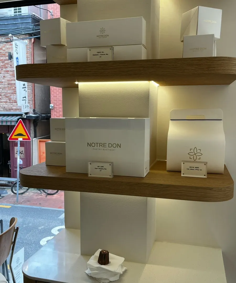 Notldun's interior with white tones and wood accents