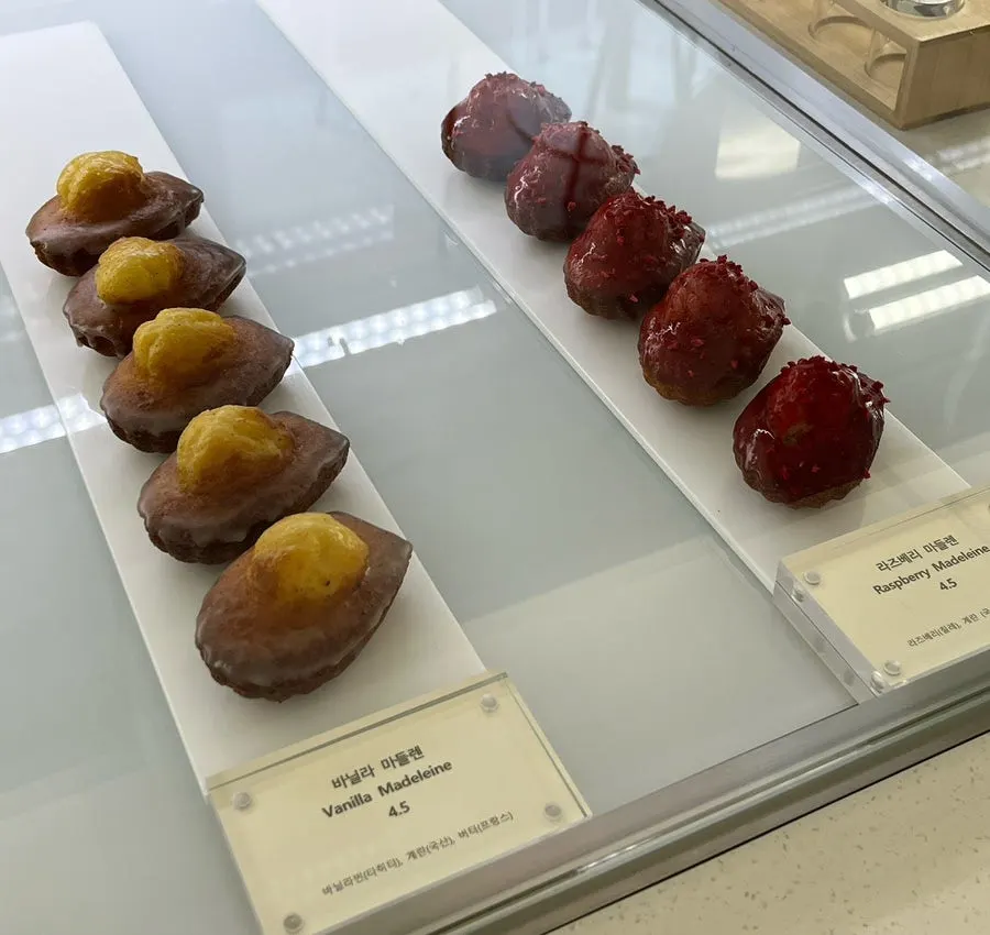 Overview of the desserts in Notldun's display case