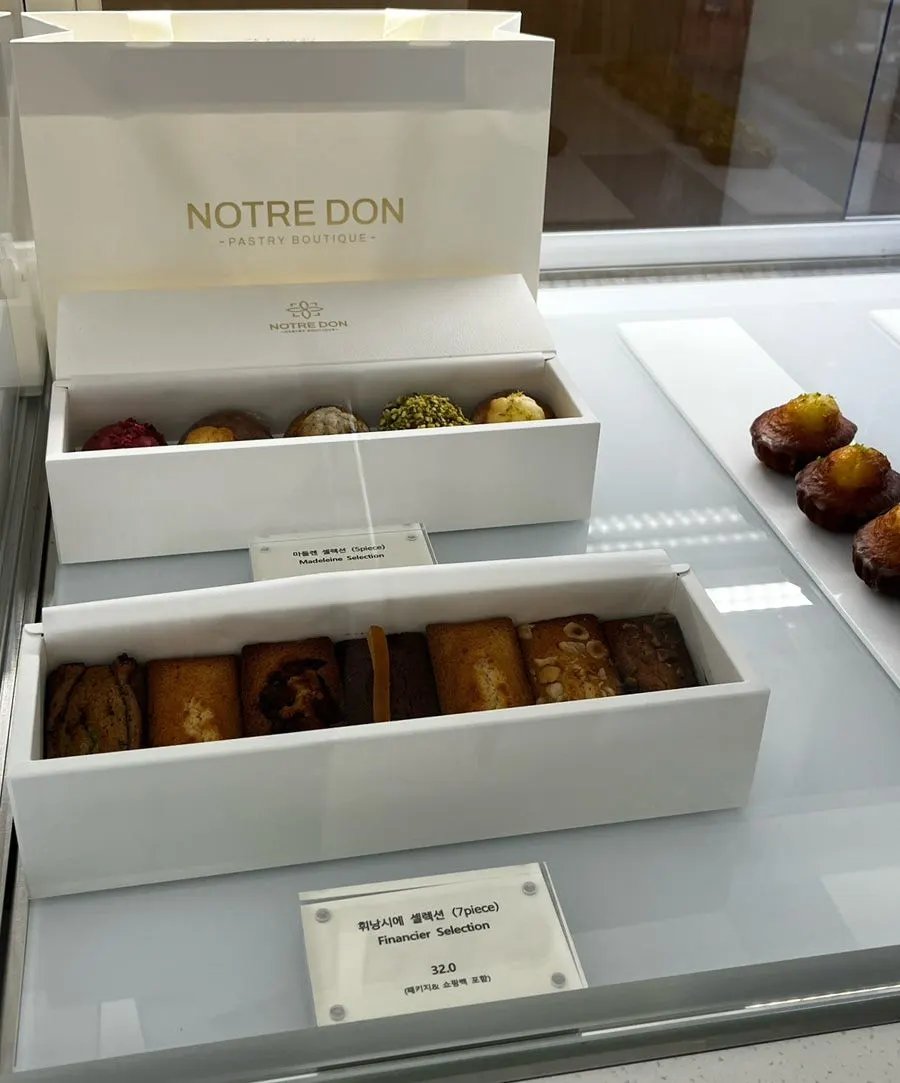 Display of Notldun's madeleines and other baked goods