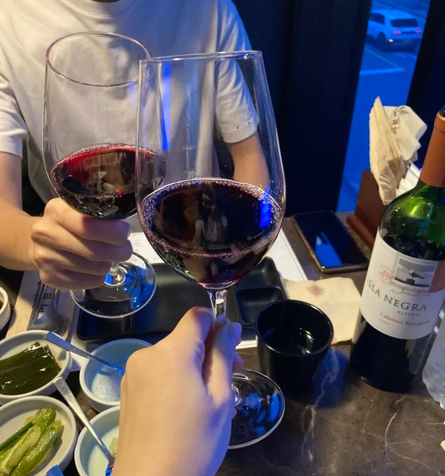 이슬라 레드와인과 세팅된 와인잔