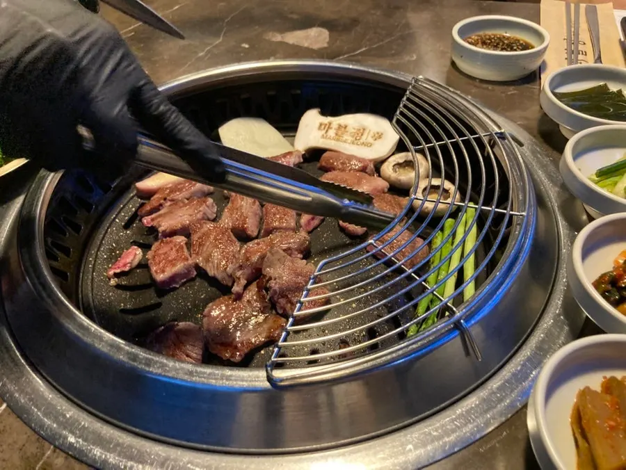 등심과 업진살이 포함된 투뿔한우 모둠구이