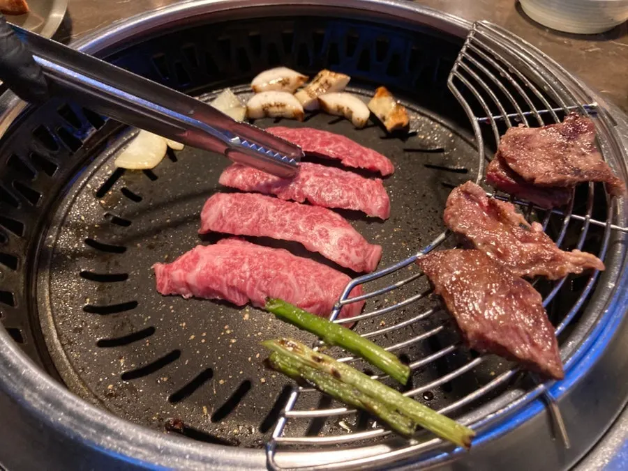 와인과 함께 즐기는 구운 한우