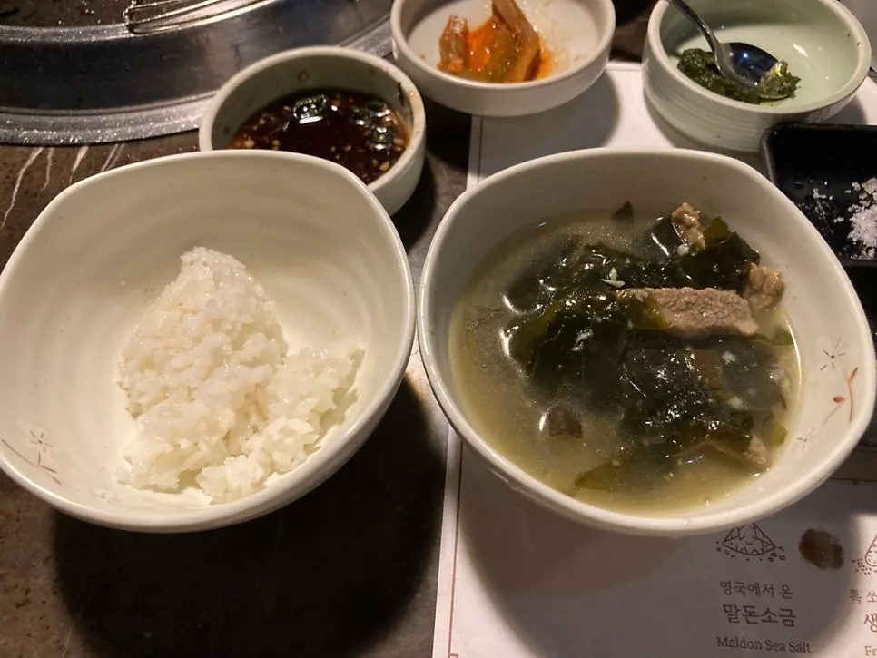 한우가 듬뿍 들어간 생일 미역국 한상
