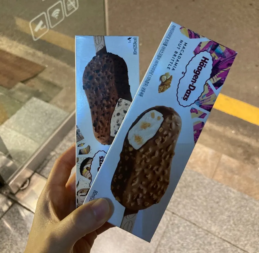 남은 레드와인 포장 요청 장면