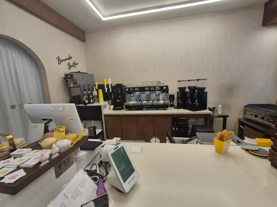 보카도버터 매장 안 손 씻는 공간 인테리어