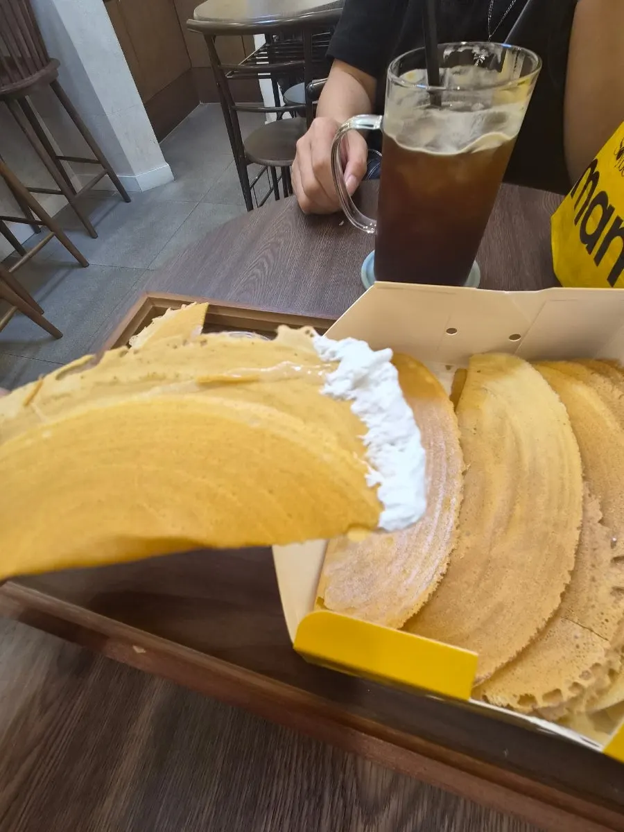 보카도와 아이스아메리카노가 놓인 테이블