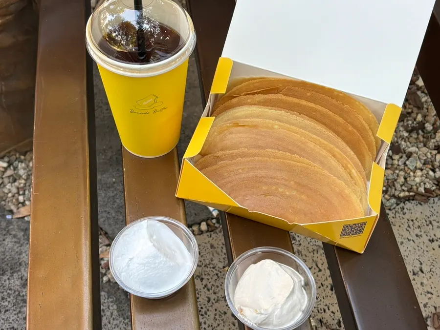 보카도와 디핑크림을 함께 놓은 상차림