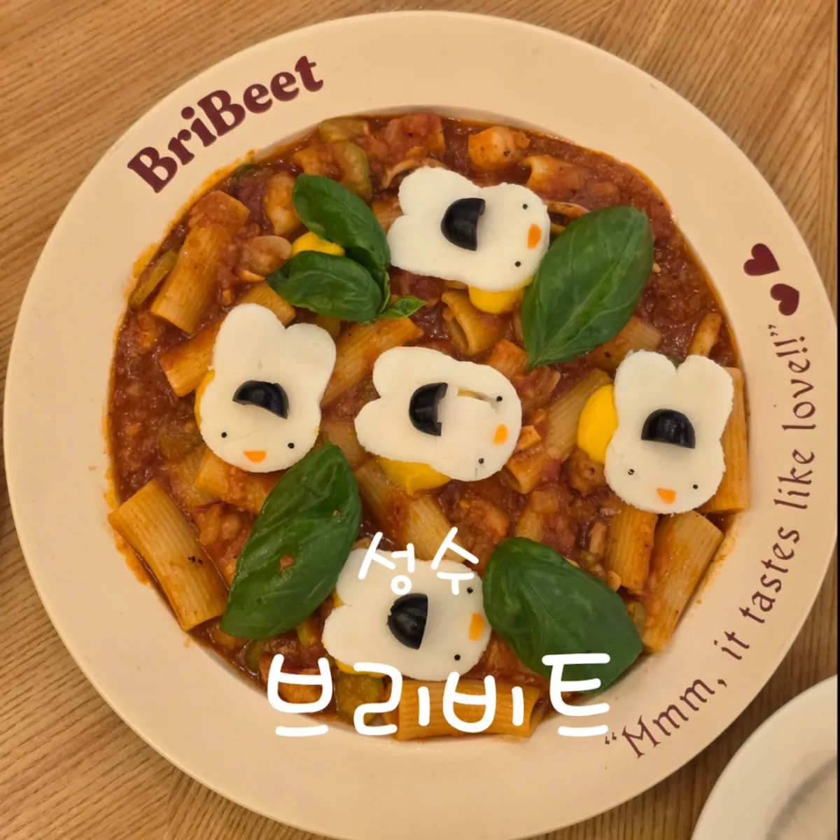 브리비트 성수 토끼 모양 치즈를 올린 토마토 파스타