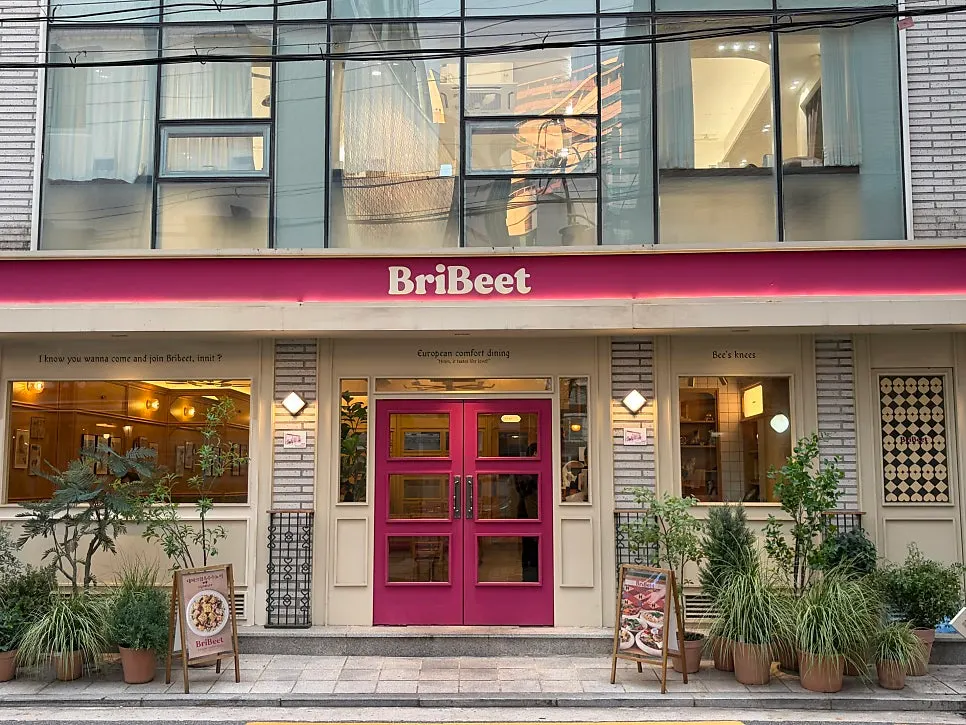 핑크색 문과 간판의 브리비트 성수 외관