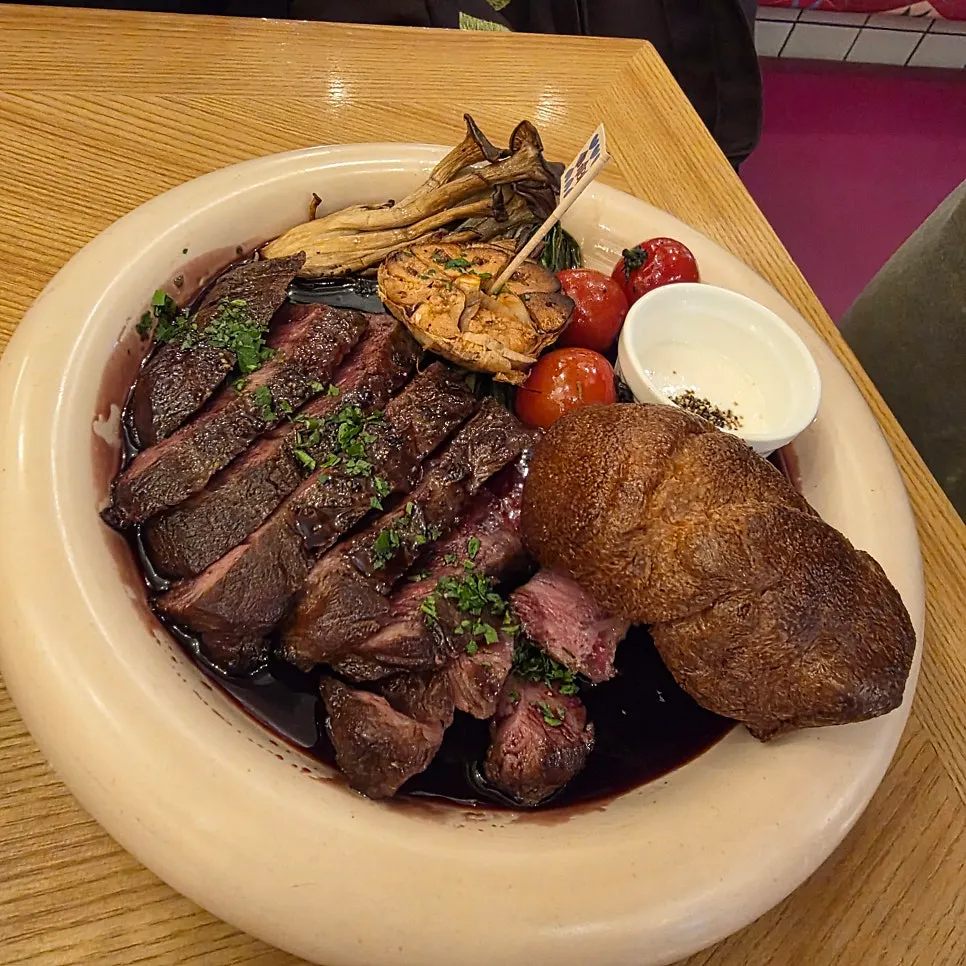 구운 토마토와 버섯이 곁들여진 브리비트 시그니처 스테이크