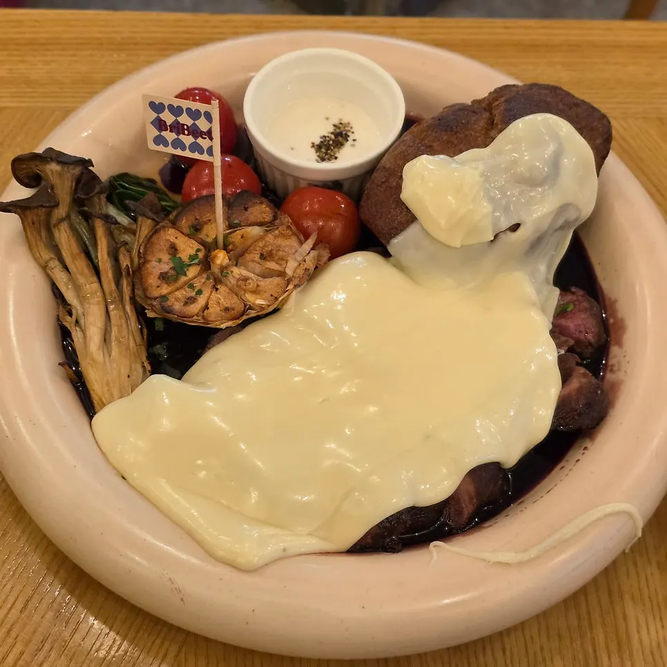 치즈를 부어준 브리비트 시그니처 스테이크