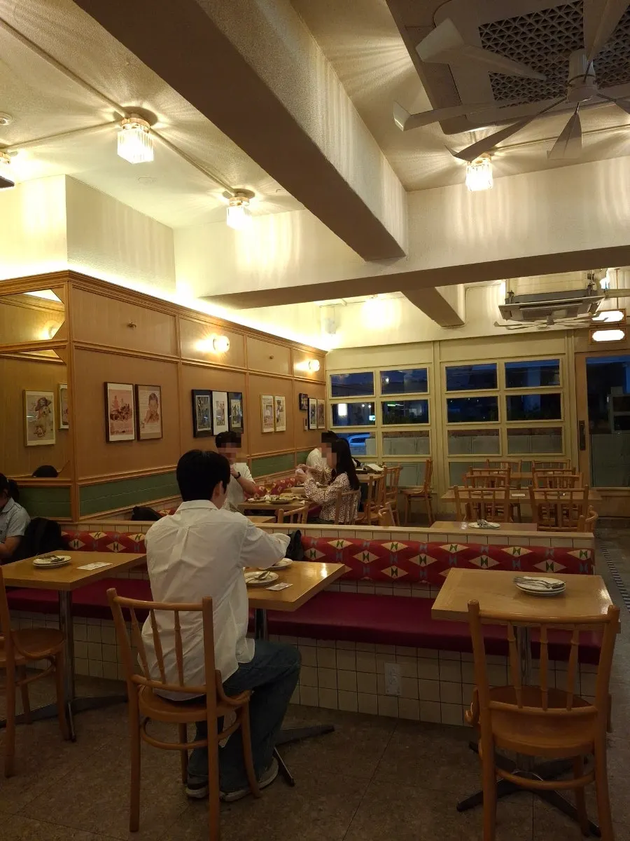 Table and seating area at Brivite Seongsu