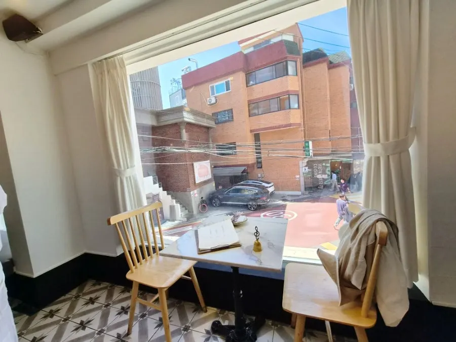 2인석이 많은 성수다락 좌석 전경