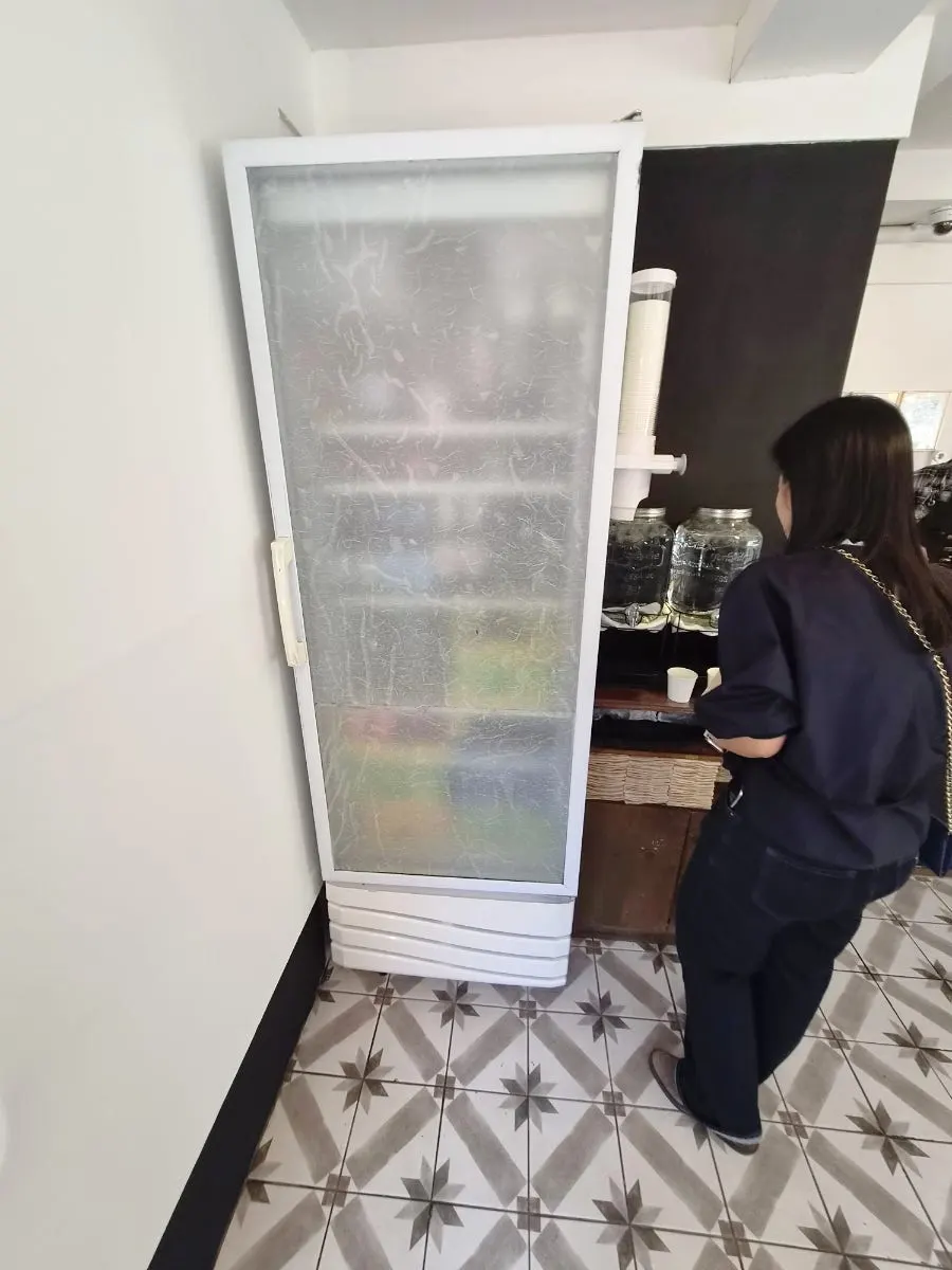 성수다락 메뉴판과 식기 세팅