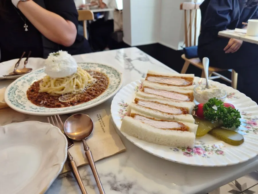 파스타 리조또 가츠산도가 차려진 테이블