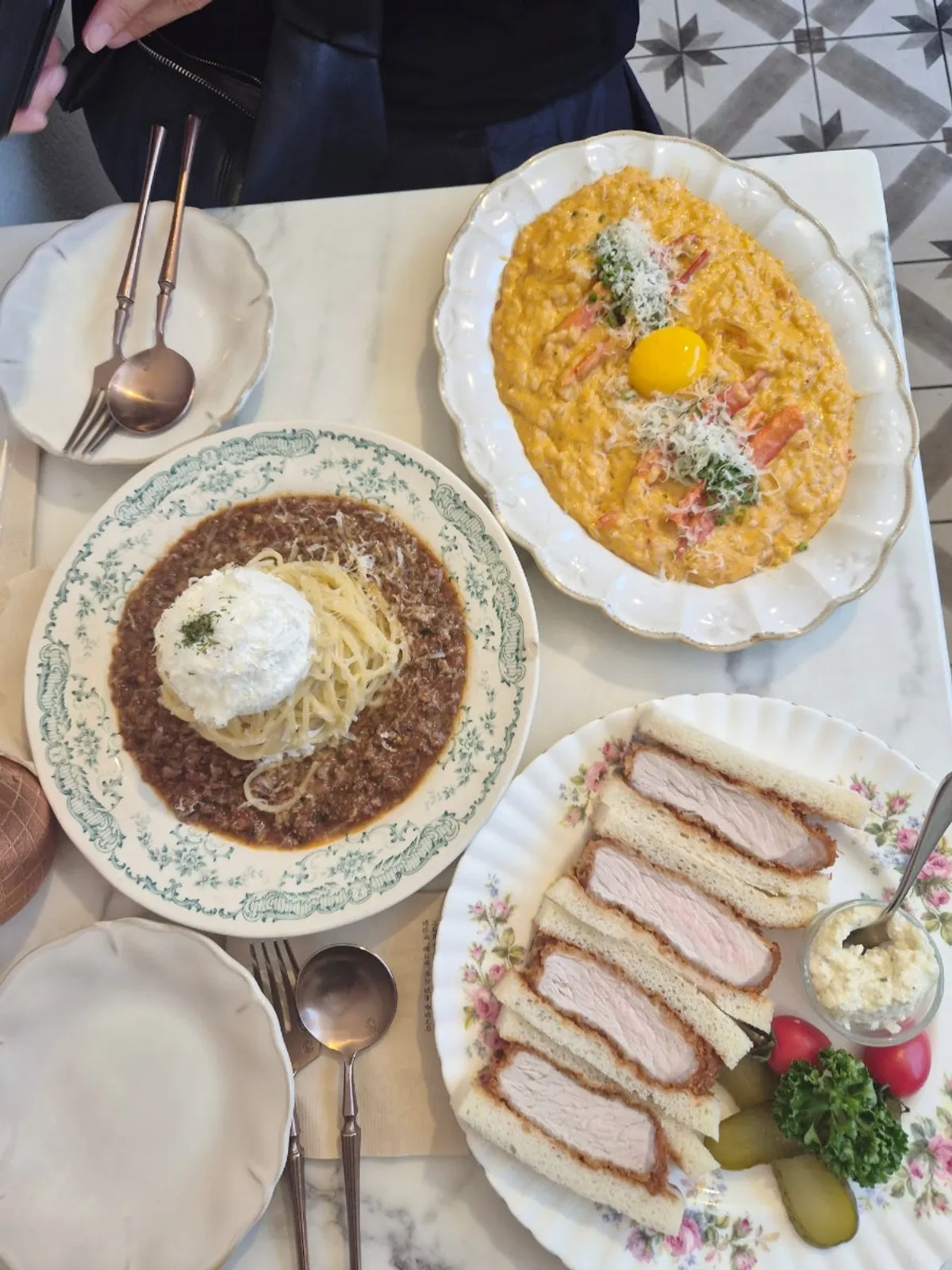 다락로제파스타와 게살매콤리조또 조합 상차림