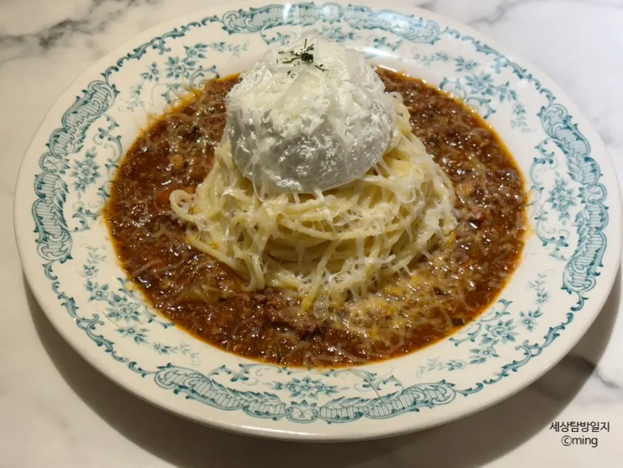 A plate of Darak rosé pasta