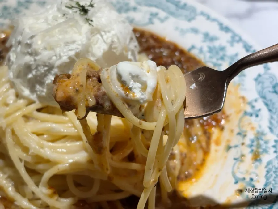 Rosé pasta noodles mixed with house-made meat sauce