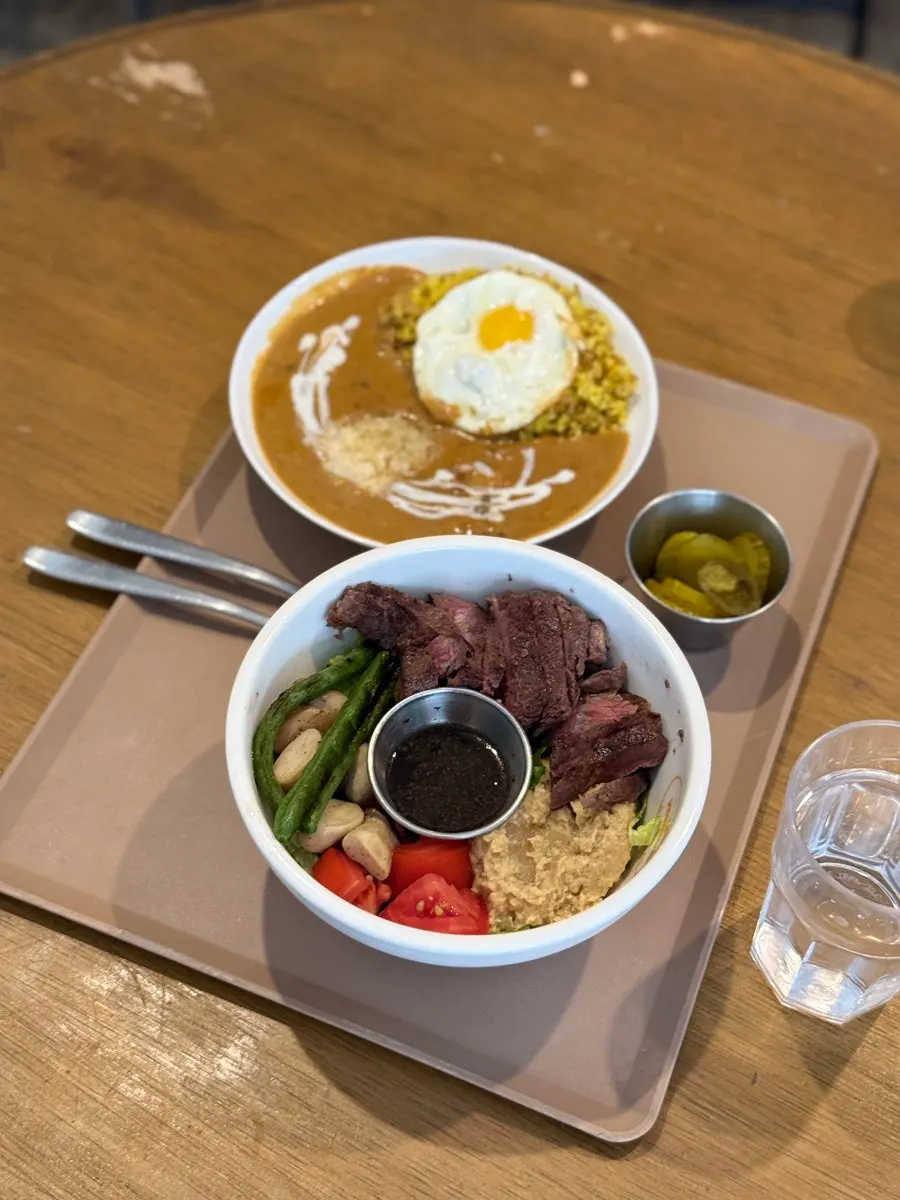 스테이크볼과 새우 토마토 카레 상차림