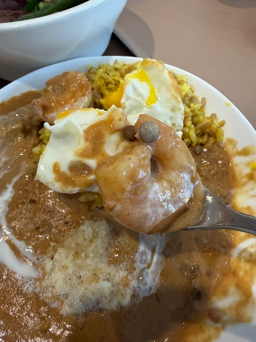 계란 후라이와 날치알이 올라간 카레볼