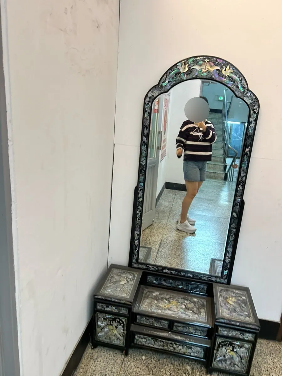 Mother-of-pearl cabinet photo zone at Songtan Jindaegwang Budae Jjigae Seongsu Branch