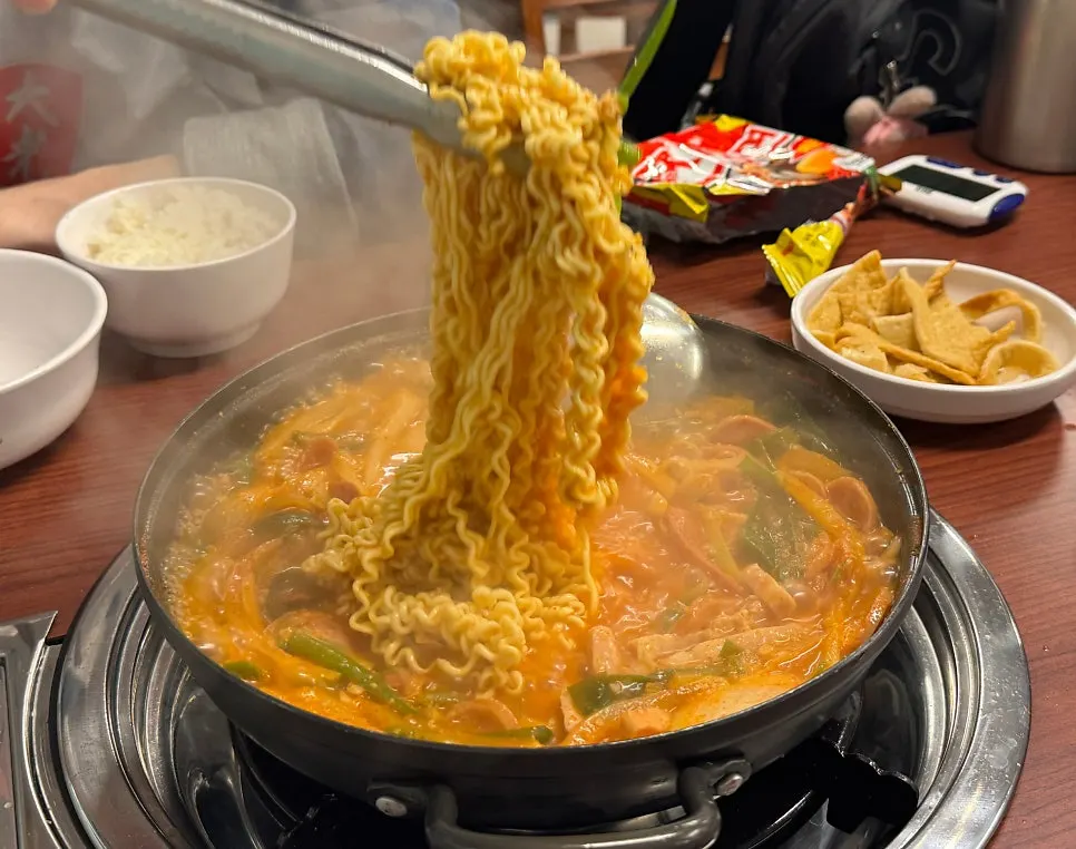 Ramen sari lifted up as it cooks