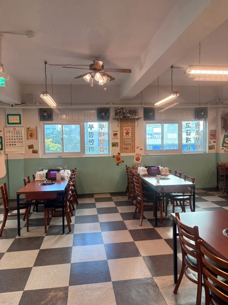Interior del local con ambiente retro de budae jjigae