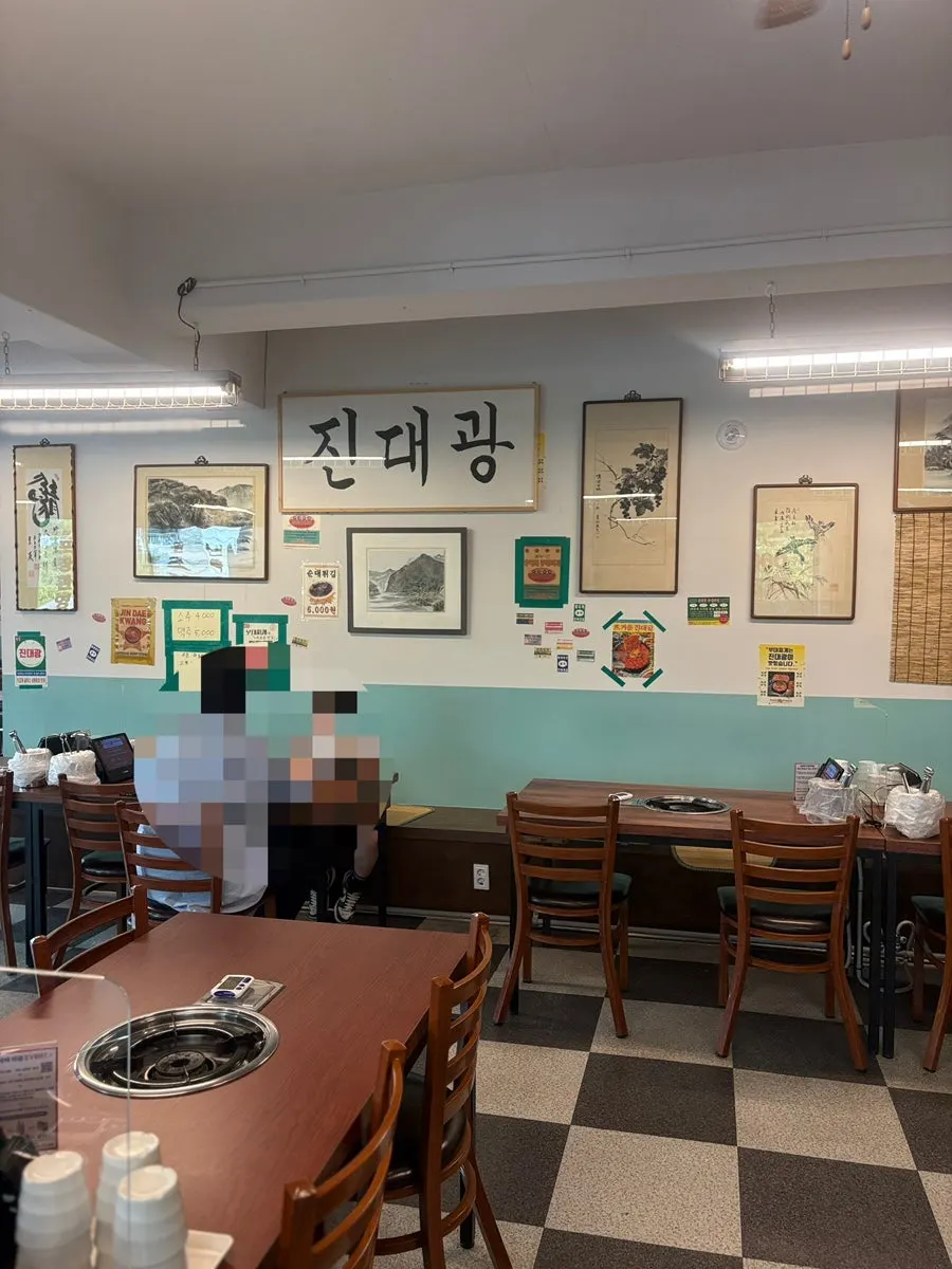 Salón con mesas espaciadas cómodamente