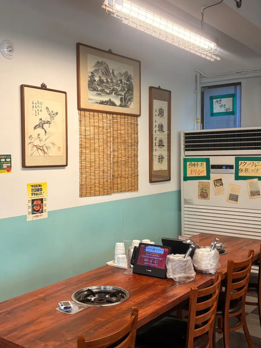 Rincón del local con decoración de estilo retro