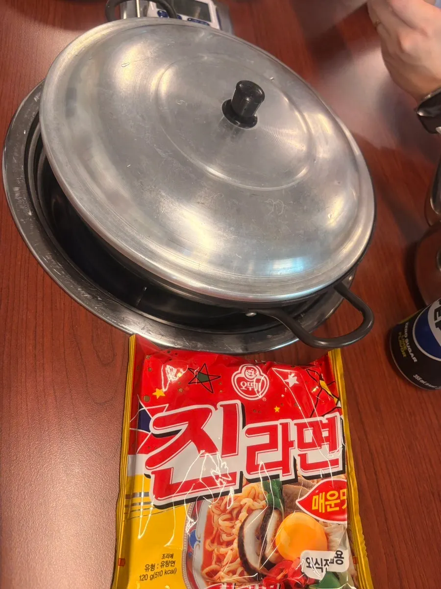 Olla de budae jjigae antes de hervir