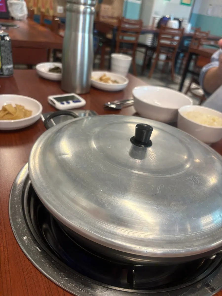 Ingredientes de budae jjigae con abundante jamón y salchichas