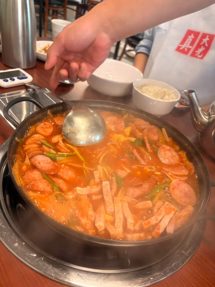 Budae jjigae hirviendo a fuego lento