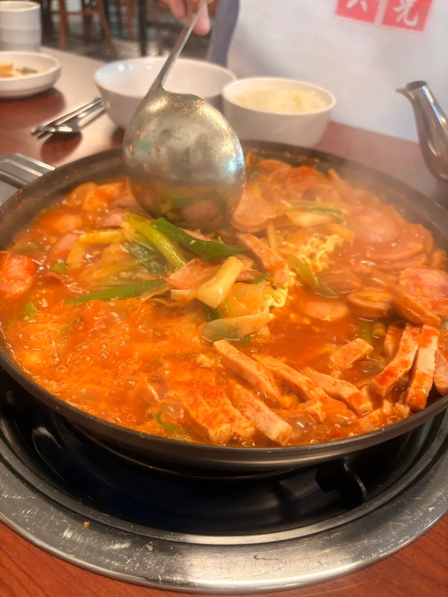 Cuchara con caldo de budae jjigae