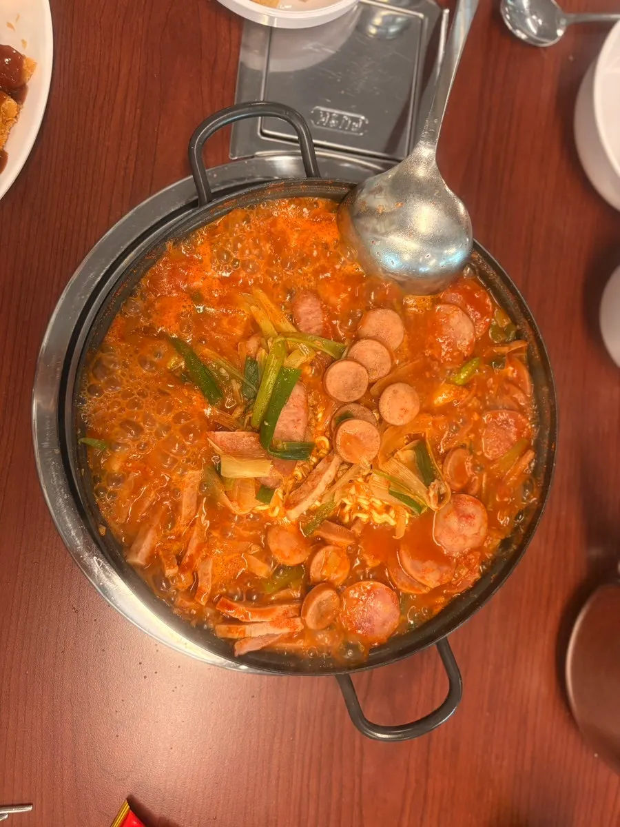 Caldo picante de budae jjigae con sus ingredientes