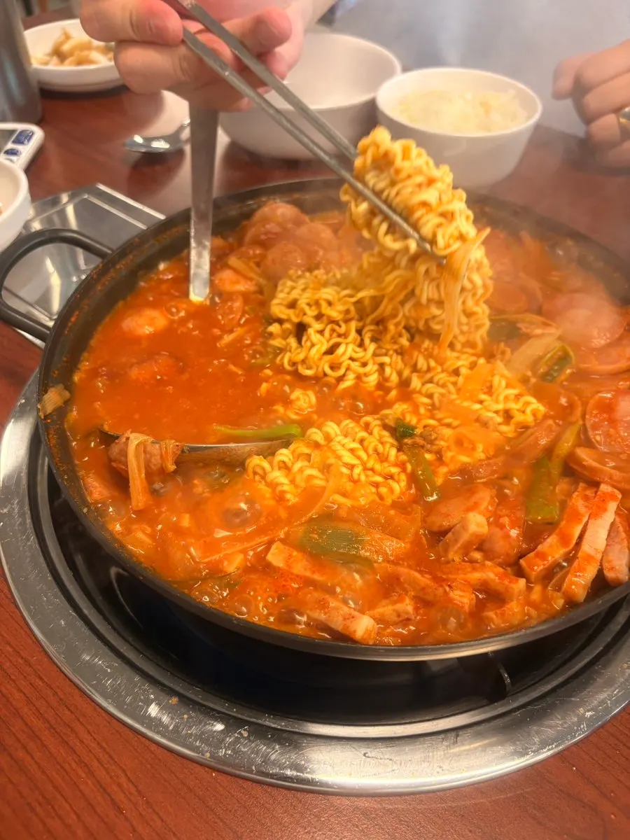 Fideos de ramen añadidos al budae jjigae