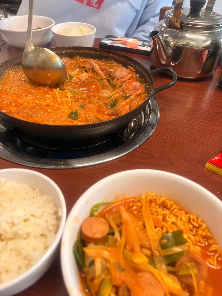 Comida terminada con budae jjigae bien contundente