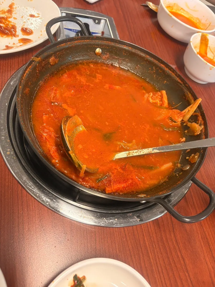 Mesa de almuerzo con budae jjigae en Seongsu