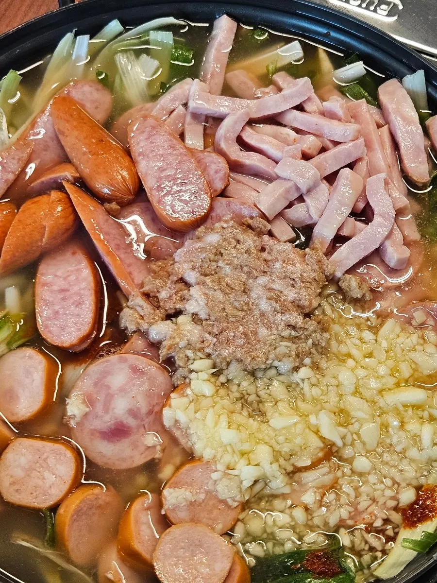 3인분으로 주문한 부대찌개 냄비 세팅