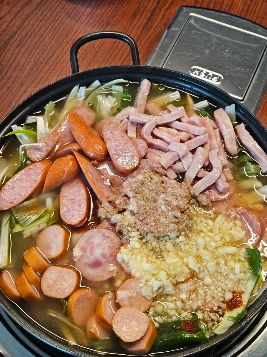 셀프바에서 가져온 밥과 기본 반찬